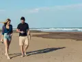 Para spacerem po plaży, zastanawiają się, ile km plażą z Łeby na wydmy.