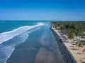 Piękna plaża w Gambii, idealna na wakacje. Kiedy jechać? Najlepiej w porze suchej, od listopada do maja, by cieszyć się słońcem i ciepłym oceanem.