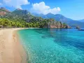 Piękna plaża z turkusową wodą i górami w tle. Zastanawiasz się, ile leci się do Turcji, by poczuć taki spokój?