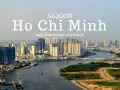 Widok na panoramę Sajgonu (Ho Chi Minh) z rzeką i nowoczesnymi budynkami.