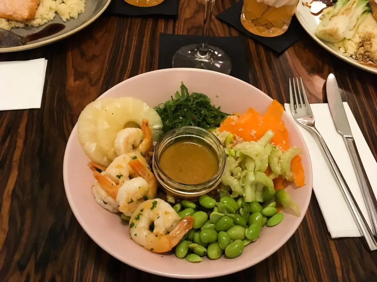 Kolorowa miska z krewetkami, ananasem, edamame i sosem. Idealne miejsce, gdzie zjeść w Krakowie.