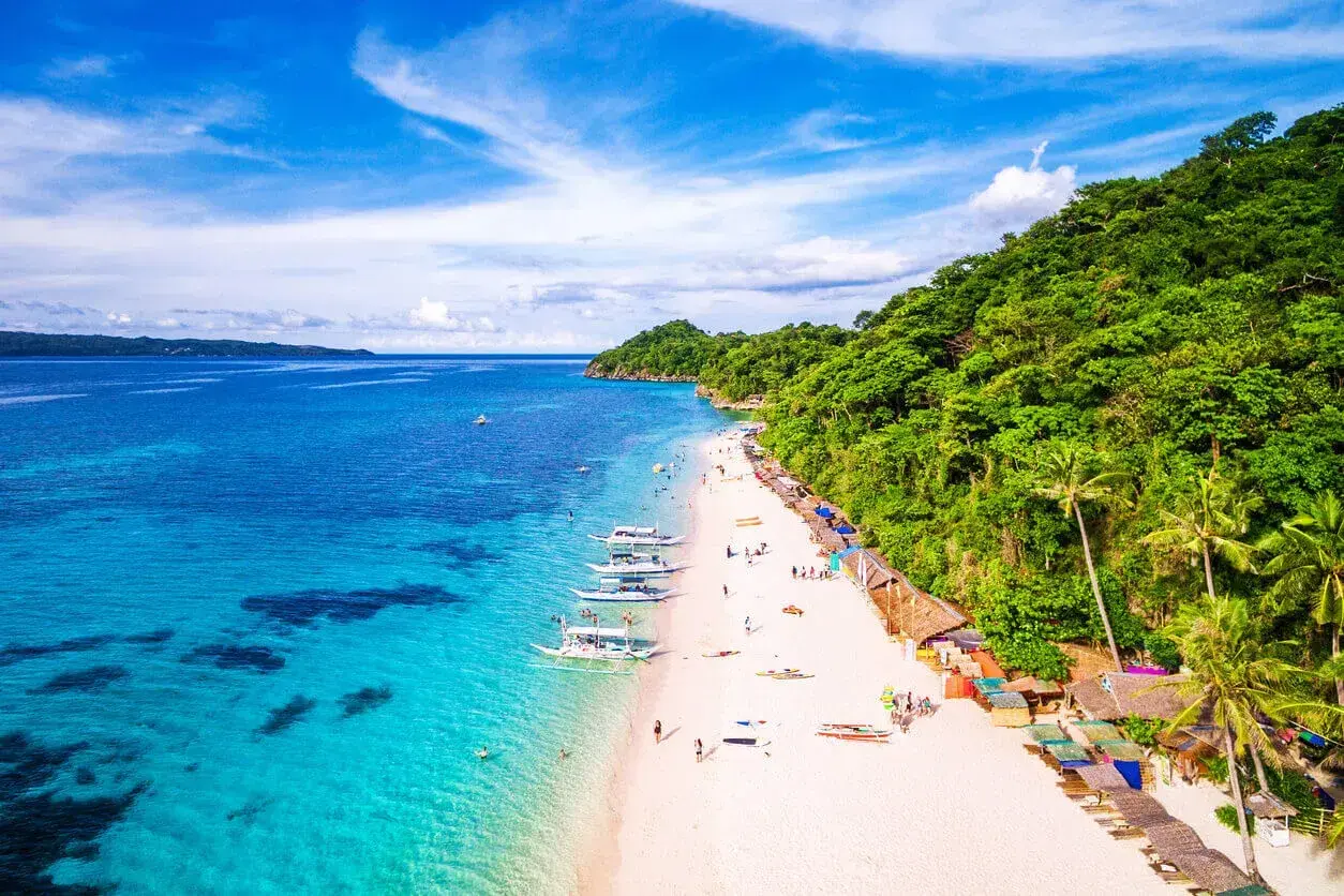 Rajska plaża na Filipinach, turkusowa woda, biały piasek i bujna zieleń. Nawet podczas pory deszczowej Filipiny zachwycają!