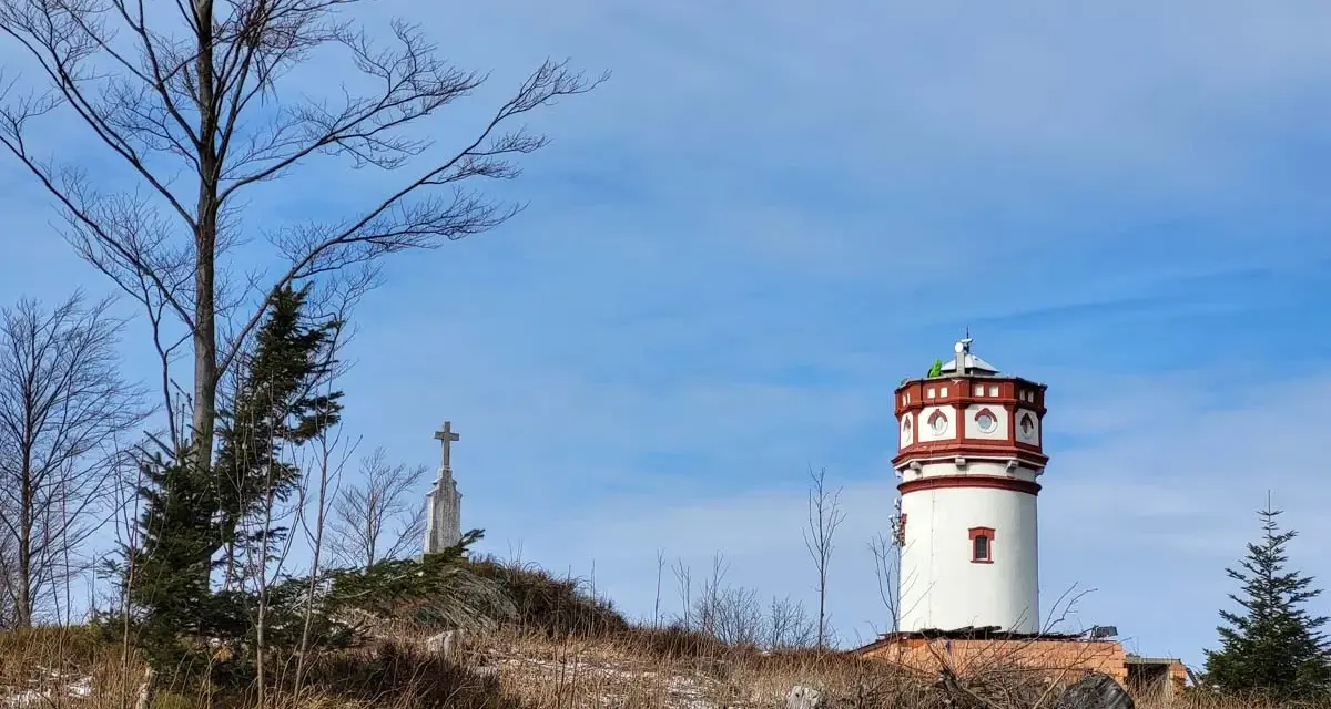 Wieża widokowa i krzyż na szczycie. Piękna trasa na Biskupią Kopę.