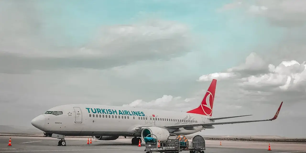 Samolot Turkish Airlines na płycie lotniska, gotowy do odprawy. Lot czarterowy wkrótce się rozpocznie.