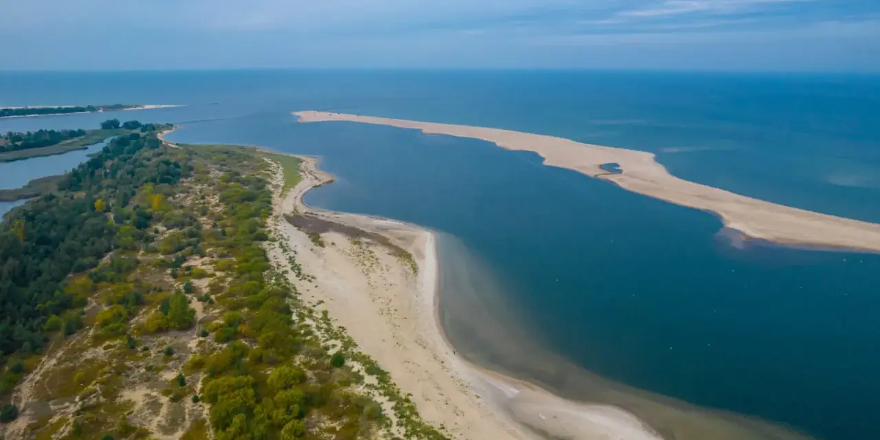 Piaszczysta mierzeja i zalesione wybrzeże tworzą malownicze, ciekawe miejsca nad morzem.