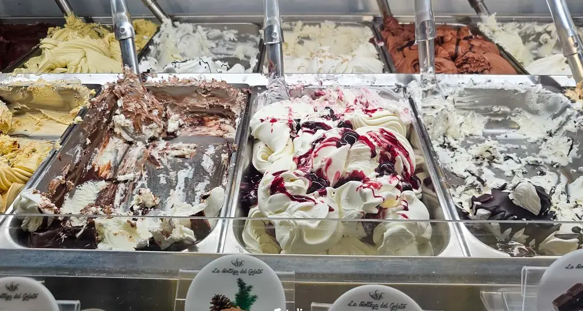 Pyszne lody w Pizie, gdzie zjeść? W tej lodziarni znajdziesz smaki: pinolo, amarena, czekolada i wiele innych.