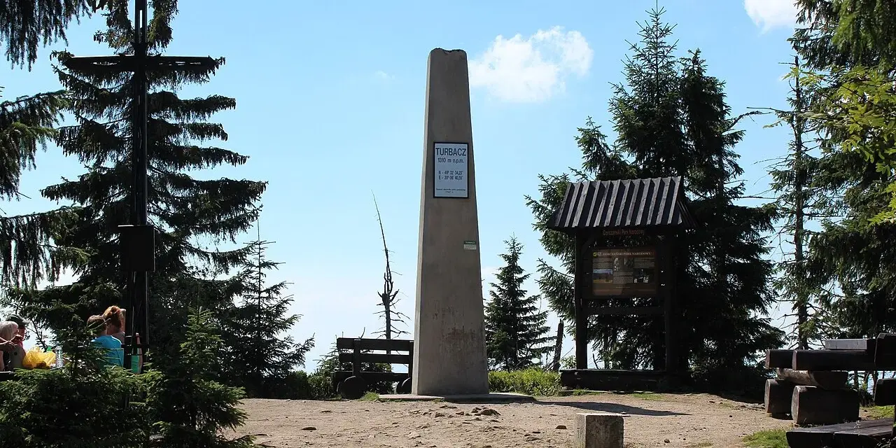 Na szczycie Turbacz, gdzie jest piękny widok, stoi pomnik i krzyż.