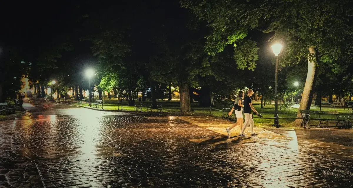 Spacer po mokrym bruku w Krakowie nocą, gdy pada. Idealny pomysł, co robić w Krakowie gdy pada.