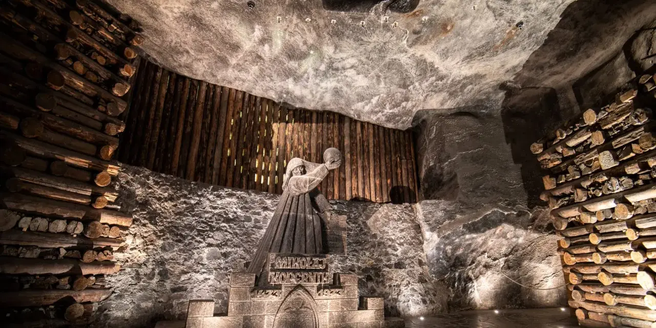 W kopalni w Wieliczce wydobywa się sól, co upamiętnia rzeźba Mikołaja Kopernika.