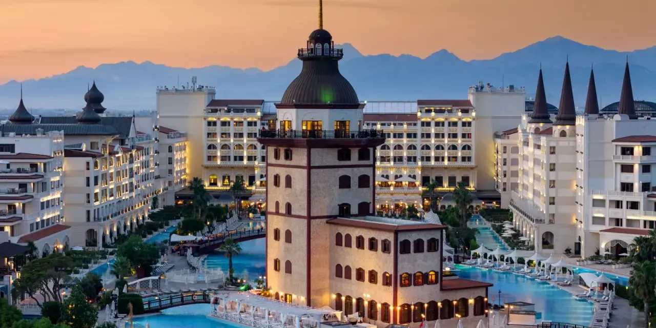 Luksusowy hotel z basenami i wieżą, gdzie all inclusive ultra to znaczy pełen relaks i wygoda.