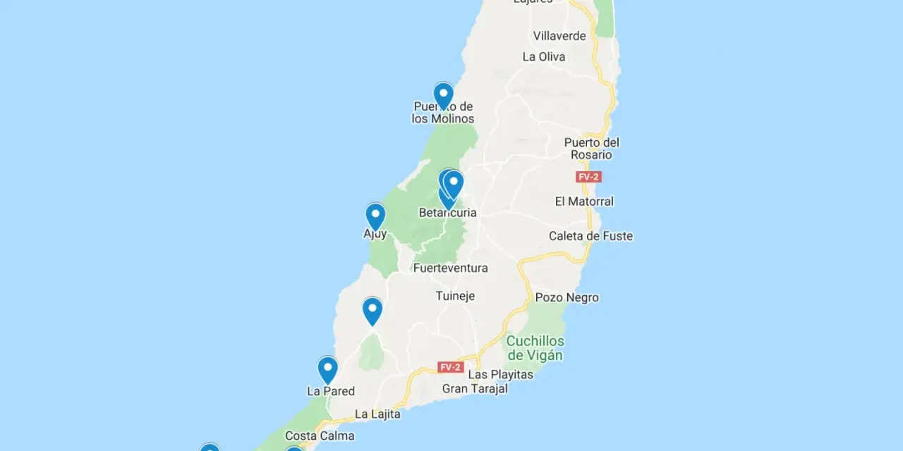 Mapa Fuerteventury z zaznaczonymi punktami turystycznymi i nazwami miejscowości.