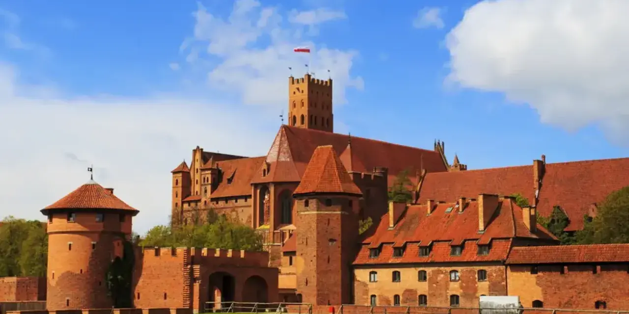 Potężny zamek w Malborku, którego budowa rozpoczęła się w XIII wieku, góruje nad okolicą.