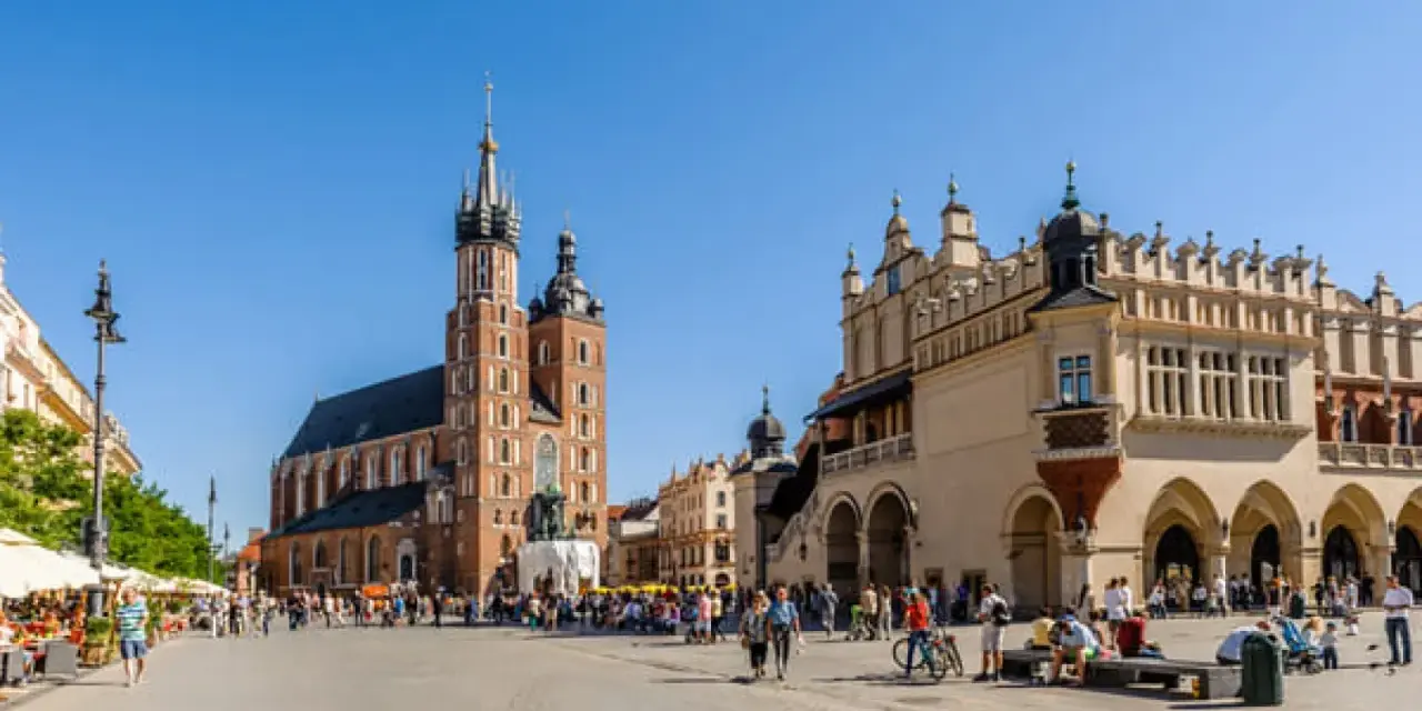 Spacer po Rynku Głównym w Krakowie, z Bazyliką Mariacką i Sukiennicami. Idealne miejsce na weekend w Krakowie.
