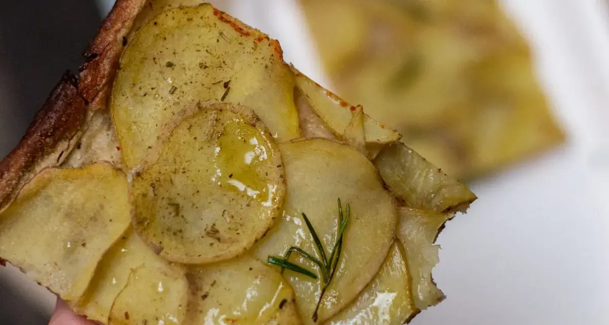 Pyszna pizza ziemniaczana z rozmarynem, idealna odpowiedź na pytanie co zjesc w Rzymie.