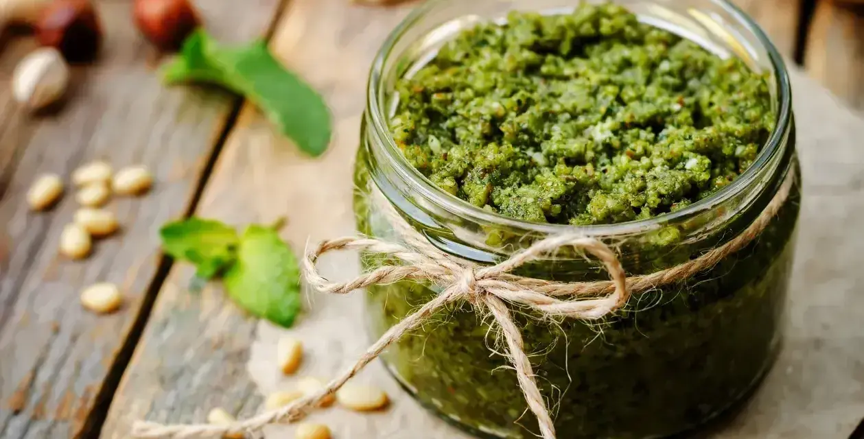 Słoik domowego pesto bazyliowego, idealny do makaronu. Przepis na to aromatyczne pesto jest prosty!