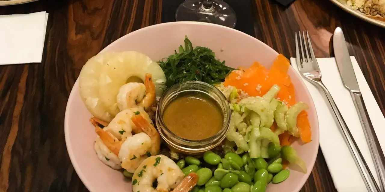 Kolorowa miska z krewetkami, ananasem, edamame i sosem. Idealne miejsce, gdzie zjeść w Krakowie.