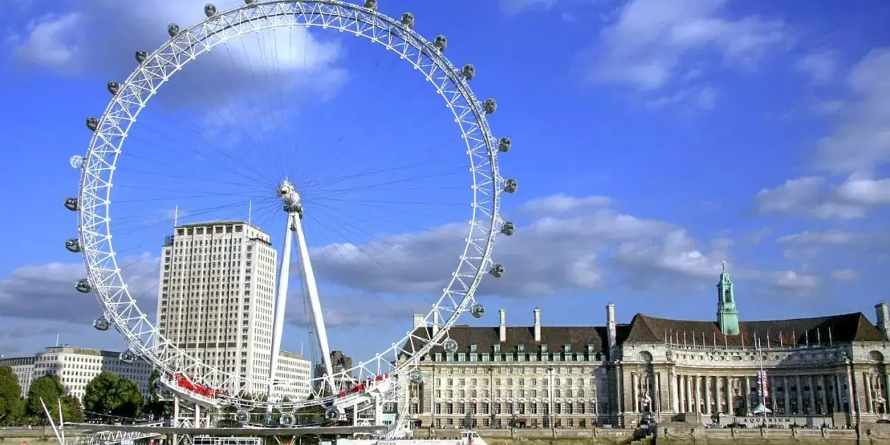 London Eye, z którego roztacza się widok na Tamizę i budynki, to miejsce pełne ciekawostek.