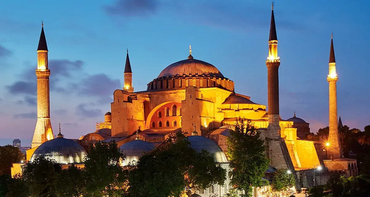 Hagia Sophia nocą, z minaretami oświetlonymi. Ciekawostki o tym zabytku budzą zachwyt.
