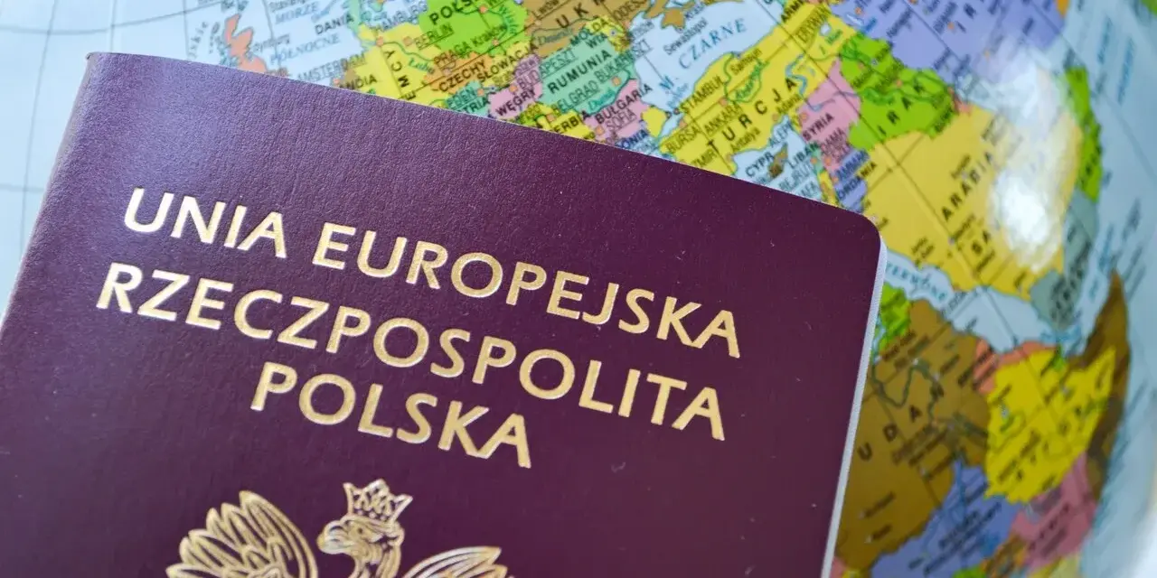 Paszport Rzeczypospolitej Polskiej na tle globu. Dowiedz się, ile jest ważny paszport tymczasowy i zaplanuj podróż.