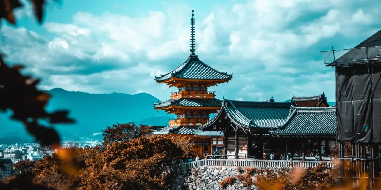 Piękna pagoda i tradycyjne budynki na tle błękitnego nieba. To miejsce pełne jest ciekawostek o Japonii, od architektury po historię.
