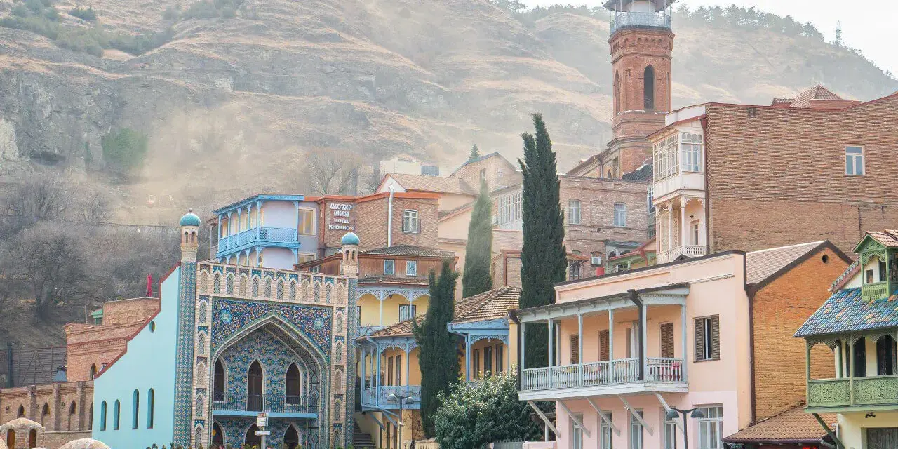 Kolorowe domy z balkonami i ozdobnym meczetem w Tbilisi. Warto zobaczyć to miasto!