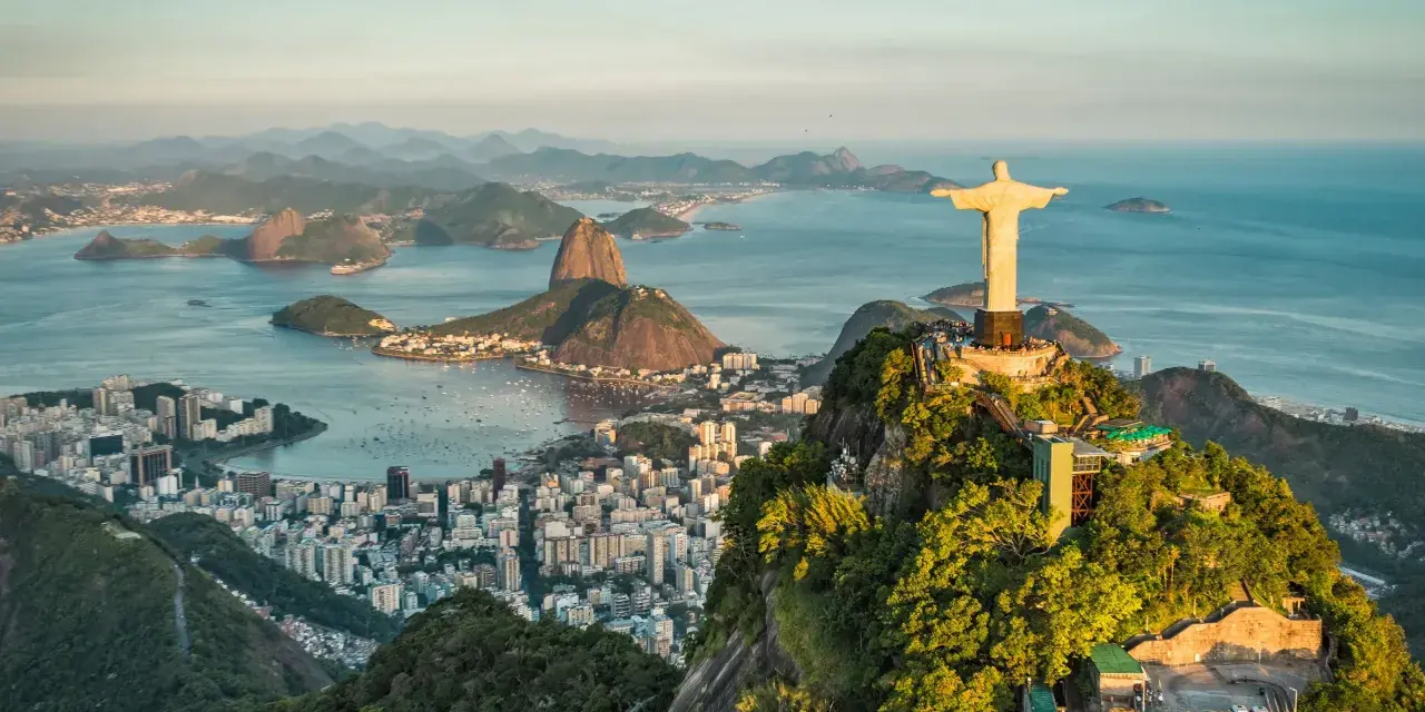 Majestatyczny pomnik Chrystusa Odkupiciela w Rio de Janeiro góruje nad miastem i zatoką.