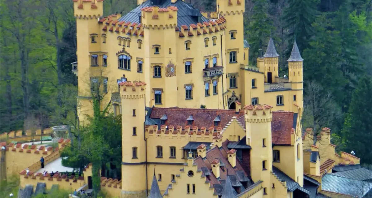 Zamek Hohenschwangau, gdzie dorastał Ludwik II, to bajkowa budowla. Zamek Neuschwanstein ciekawostki: inspiracja dla Disneya.