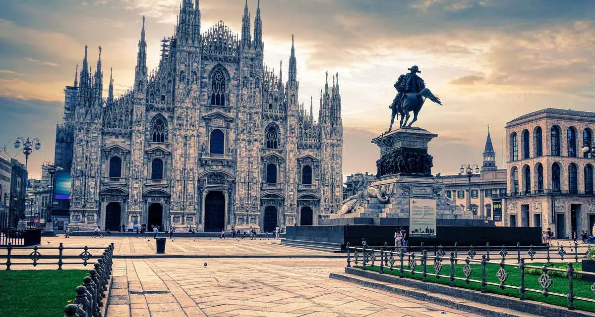 Katedra Duomo w Mediolanie i pomnik konny. Czy warto odwiedzić Mediolan? Zdecydowanie tak!