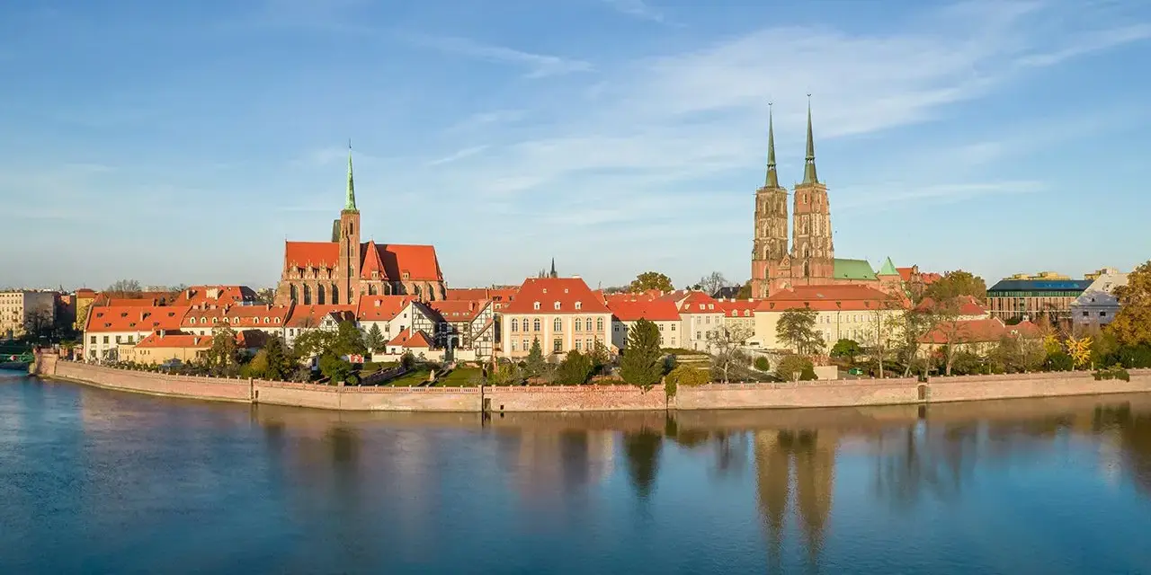 Wrocławskie Ostrów Tumski z katedrą i kościołem Marii Magdaleny, piękne wrocławskie ciekawe miejsca nad Odrą.