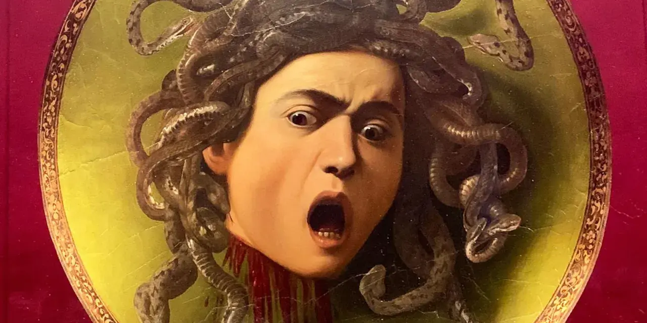 Medusa Caravaggia, jedno z największych dzieł Galerii Uffizi, z przerażeniem w oczach i wężami zamiast włosów.