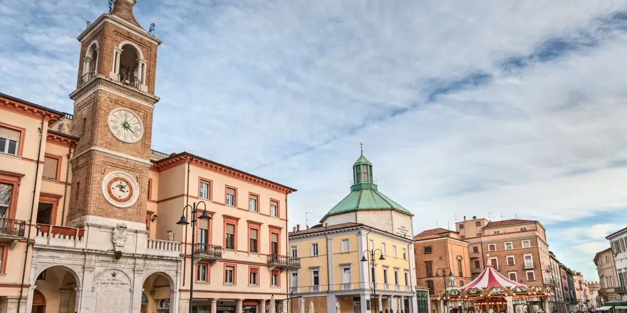 Rynek w Rimini z wieżą zegarową i karuzelą. Czy warto odwiedzić to urokliwe włoskie miasto?