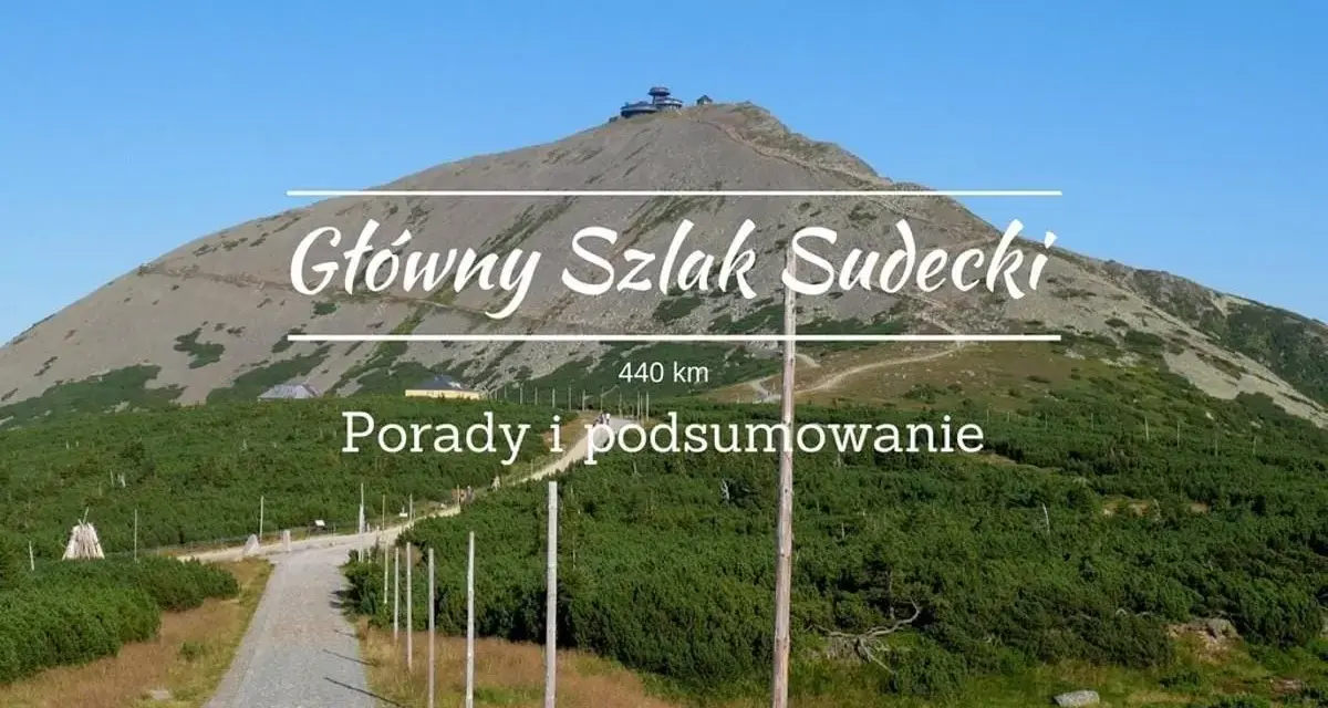Kamienista ścieżka prowadzi na szczyt góry z budynkiem obserwatorium.