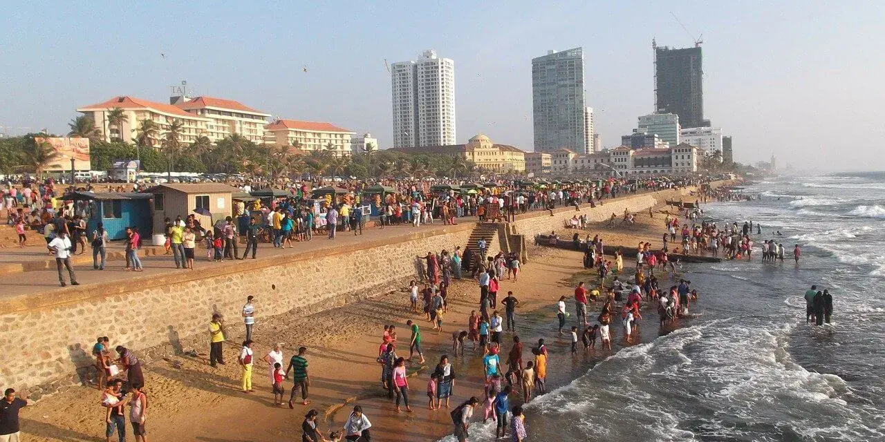 Tłum ludzi na plaży w Sri Lance w listopadzie. Pogoda słoneczna, idealna na spacer i kąpiel w oceanie.