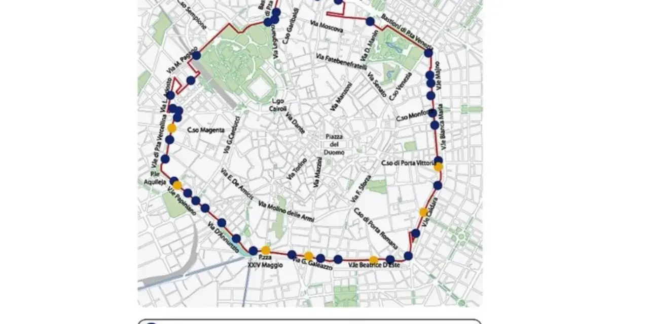 Mapa pokazuje trasę pociągu z Bergamo do Mediolanu, zaznaczoną na czerwono. Widać też granice Area C w Mediolanie.
