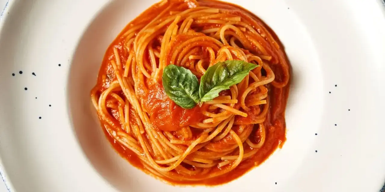 Pyszne spaghetti z sosem pomidorowym i bazylią. Prawdziwa **Italia na talerzu**, która rozpływa się w ustach.