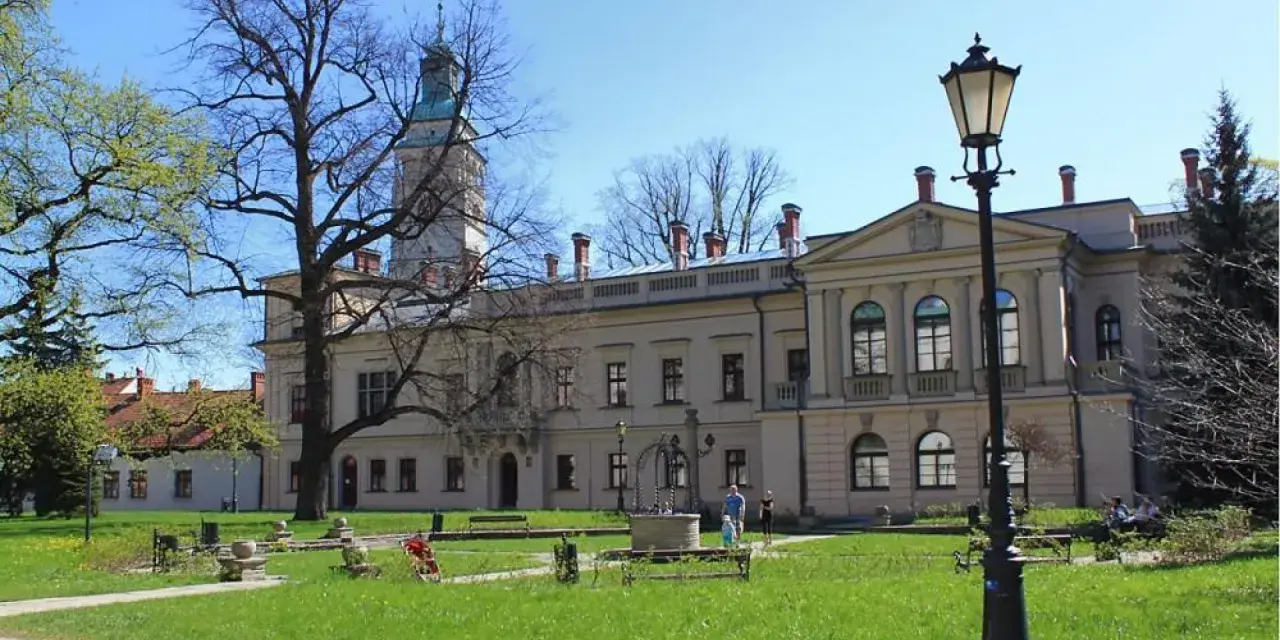 Zamek w Żywcu z wieżą, ogrodem i latarnią.