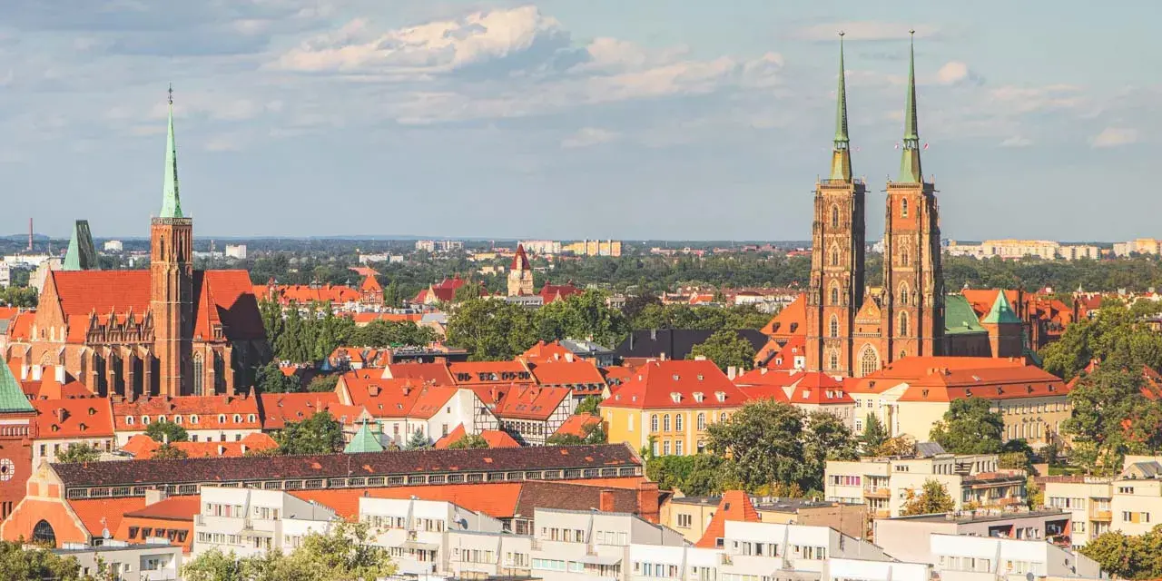 Panorama Wrocławia z katedrami i kamienicami. Idealne miejsce, by zobaczyć wrocław co zobaczyć w 1 dzień.
