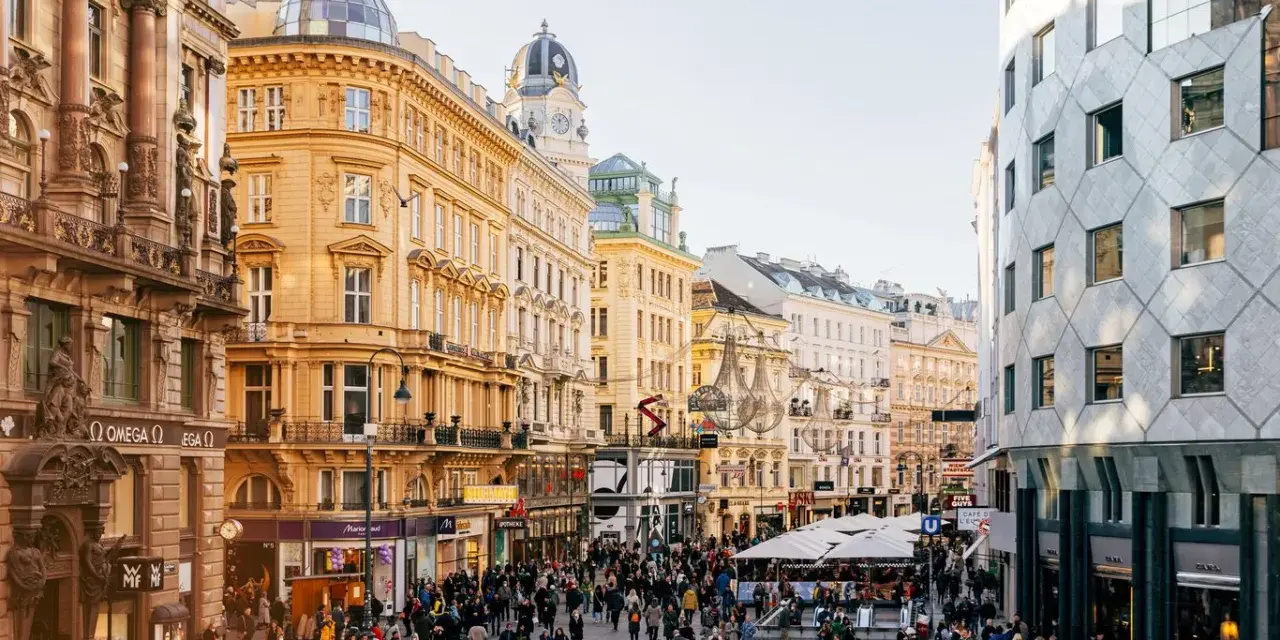 Tętniąca życiem ulica Wiednia, z której słynie z pięknej architektury i tętniącego życiem centrum.