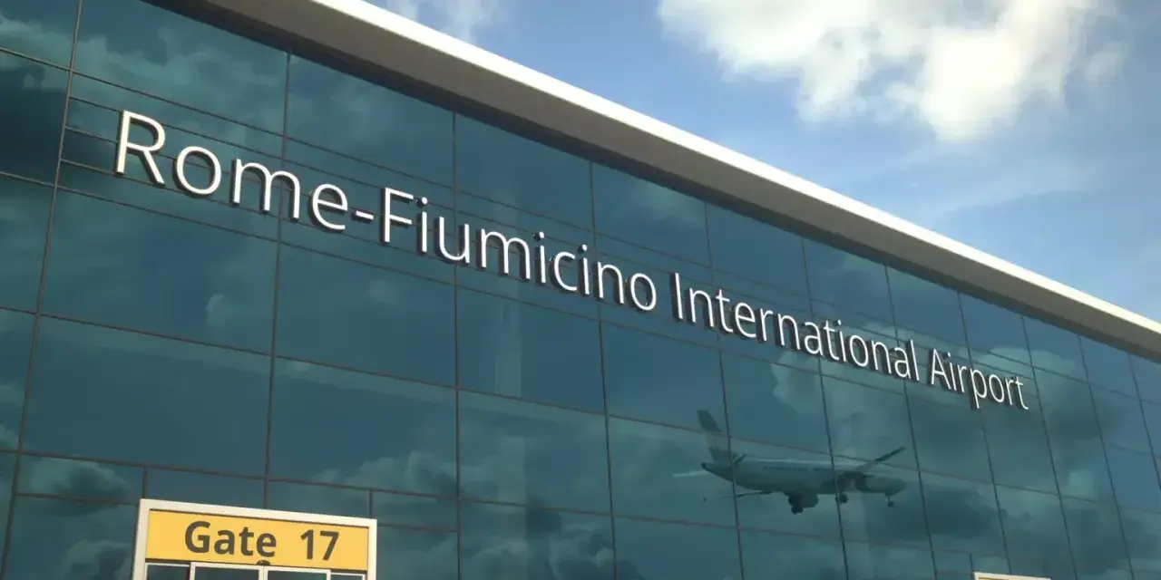 Lotnisko Rzym Fiumicino. Jak dojechać do centrum? Widok na nowoczesny budynek lotniska z napisem "Rome-Fiumicino International Airport" i odbijającym się samolotem.