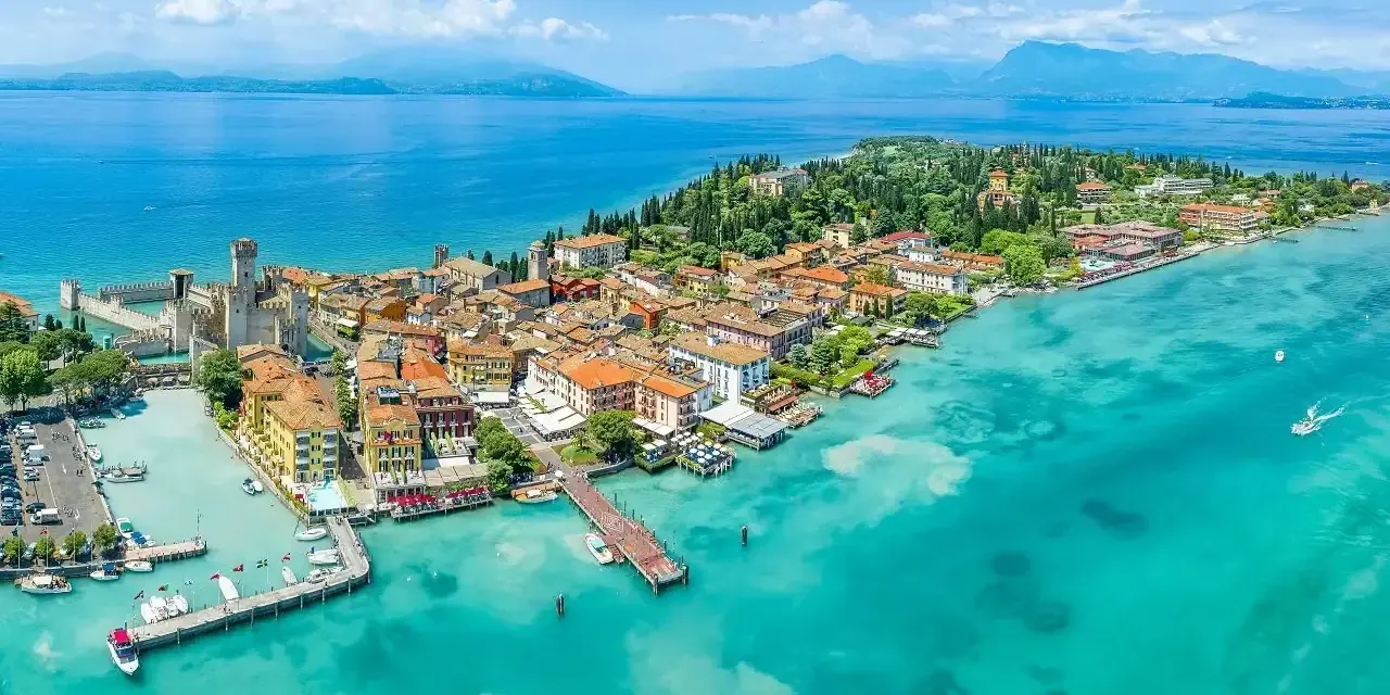 Malownicze miasteczko we Włoszech nad turkusowym jeziorem, idealne miejsce, gdzie do Włoch nad morze? To Sirmione!