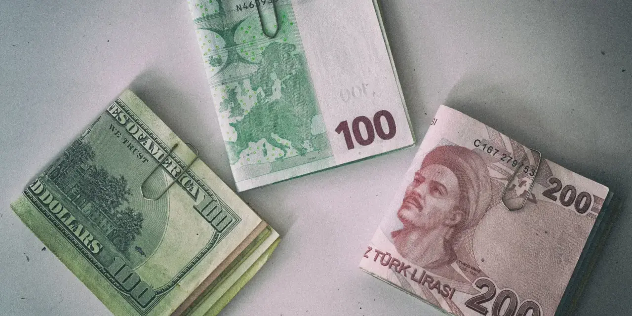 Dolar, euro i liry tureckie. Co lepiej zabrać do Turcji? Dylemat podróżnika.