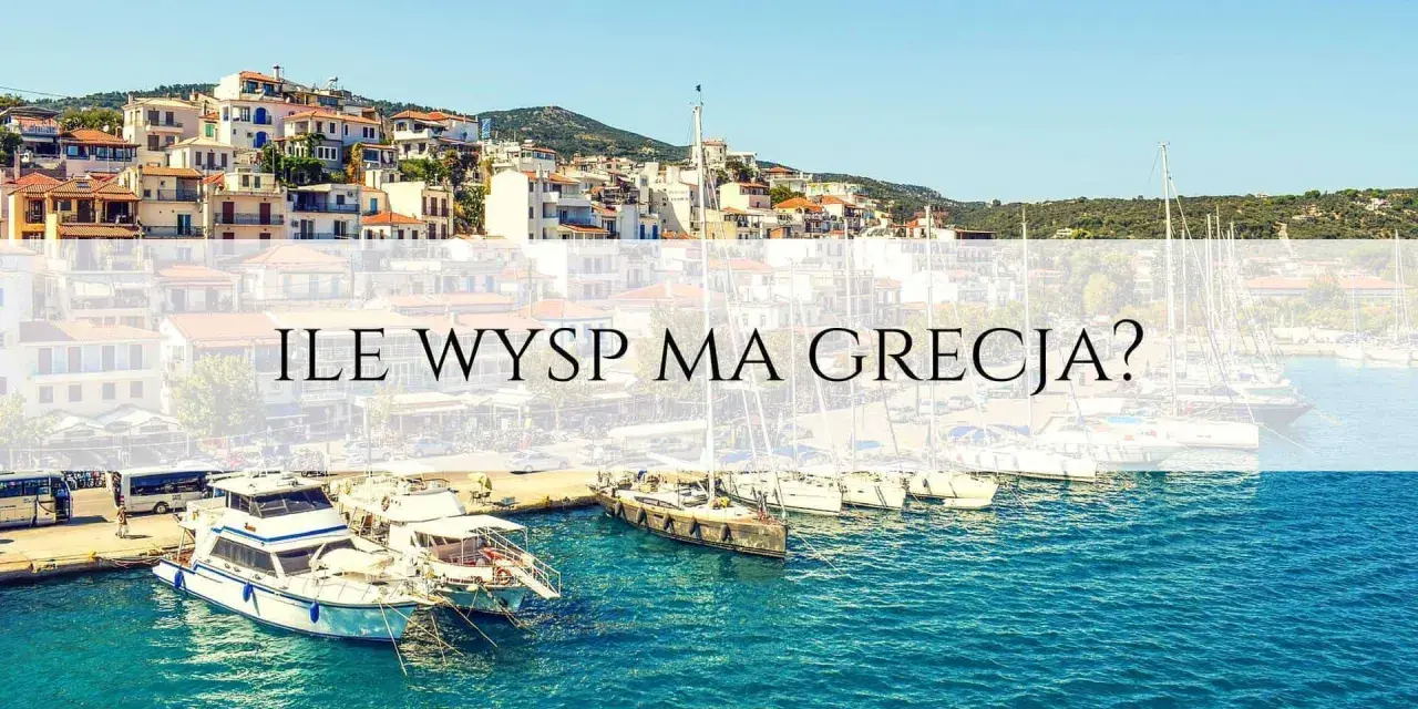Port z łodziami i żaglówkami, na wzgórzu białe domy. Tekst: "Ile wysp ma Grecja?".