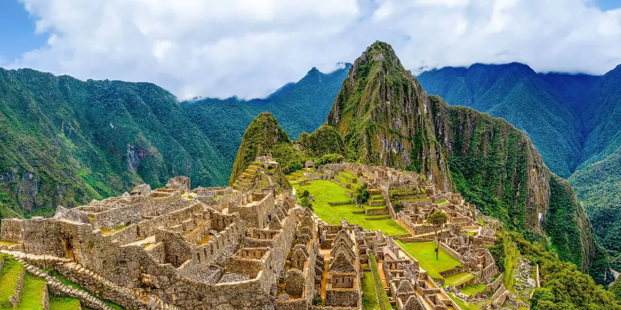 Machu Picchu, jeden z 7 cudów świata, majestatycznie wznosi się wśród zielonych Andów.
