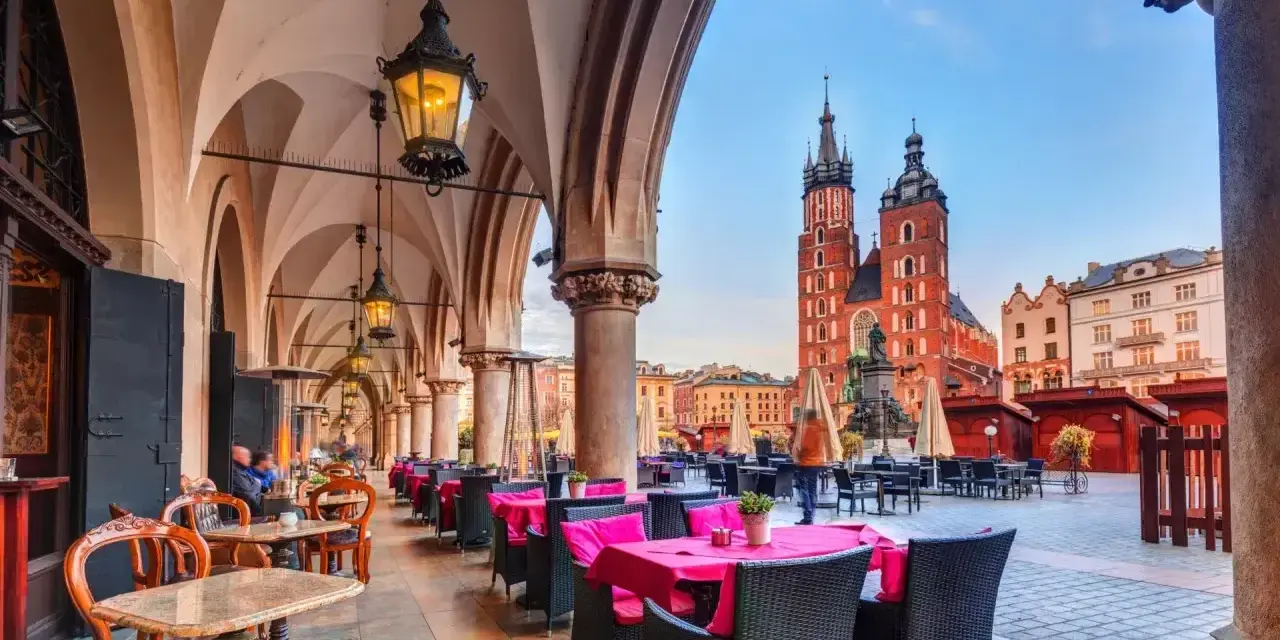 Klimatyczne restauracje Kraków Kazimierz zapraszają pod arkadami, z widokiem na Rynek Główny i Kościół Mariacki.
