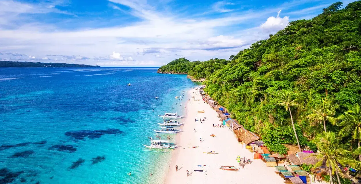 Rajska plaża na Filipinach, turkusowa woda, biały piasek i bujna zieleń. Nawet podczas pory deszczowej Filipiny zachwycają!