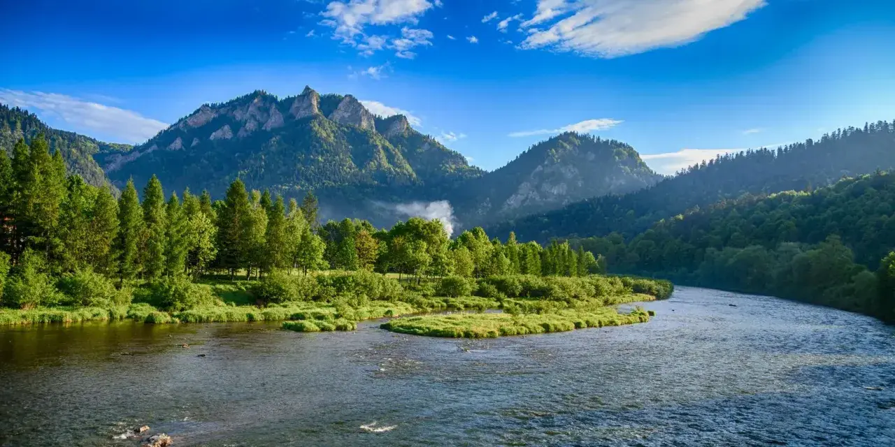 Malowniczy Dunajec w Pieninach. Idealne miejsce, gdzie na wakacje w Polsce, wśród zieleni i gór.