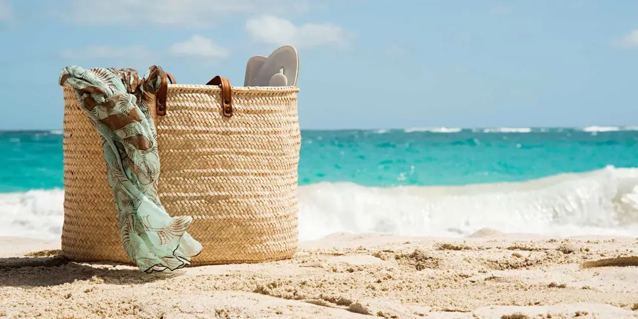 Słomkowy koszyk na plaży, idealny na wakacje. Zakynthos pogoda czerwiec zapowiada się słonecznie, idealnie na relaks nad turkusowym morzem.