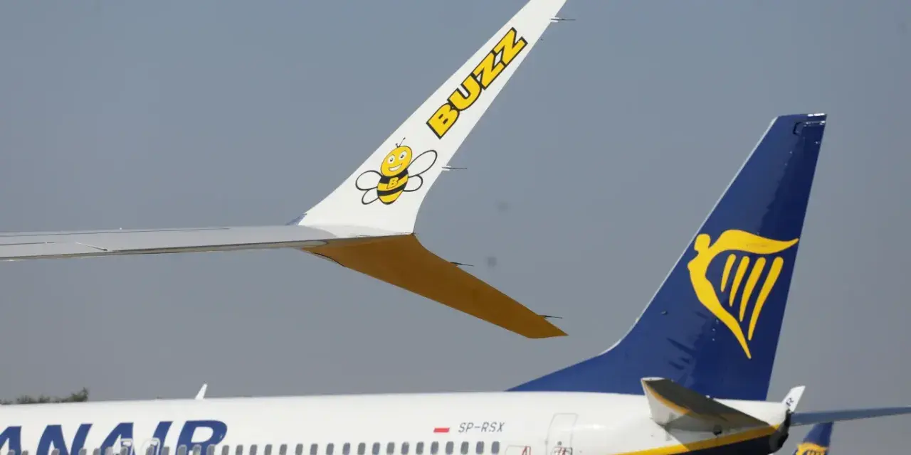 Samolot Buzz z pszczółką i samolot Ryanair. Lot rejsowy a czarterowy - oba lecą.