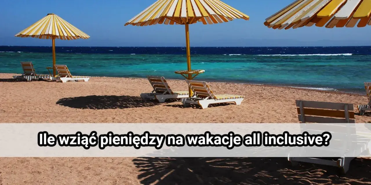 Plaża z leżakami i parasolami pod żółto-białymi pasami, turkusowe morze i błękitne niebo.