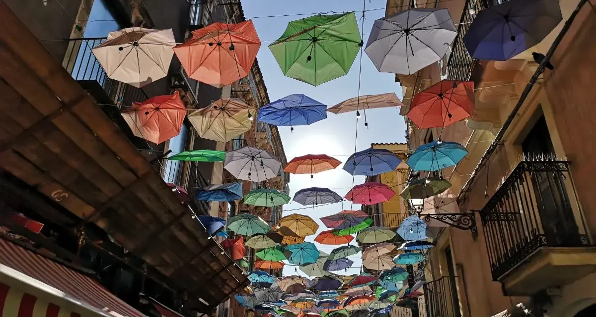 Kolorowe parasole nad ulicą w Katanii tworzą magiczną atmosferę. Czy warto tu przyjechać? Zdecydowanie tak!